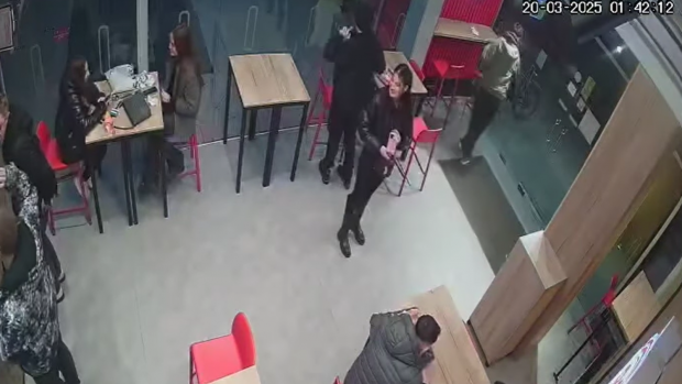 Momentul în care un hoț din Cluj pleacă cu o „amintire” dintr-o șaormerie. Ce a luat cu el
