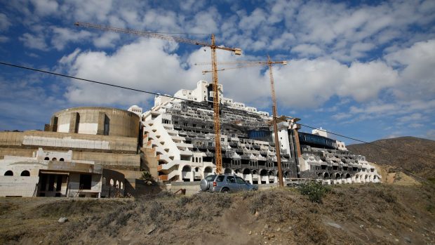 Hotelul spaniol construit acum 22 de ani, dar care nu a fost deschis niciodată. A costat 70 de milioane de euro