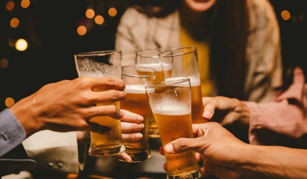 Consumul de alcool este bun pentru colesterol, conform cercetătorilor de la Harvard