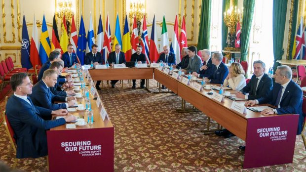 Ilie Bolojan a stat lângă Volodimir Zelenski la summitul pentru Ucraina de la Londra. Ce s-a decis