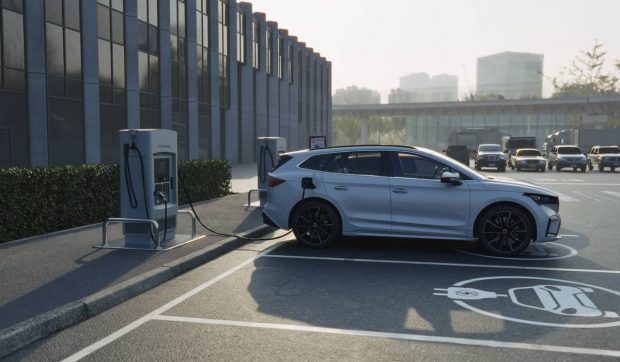 Războiul bateriilor pentru mașinile electrice: cine va domina piața globală în următorii ani