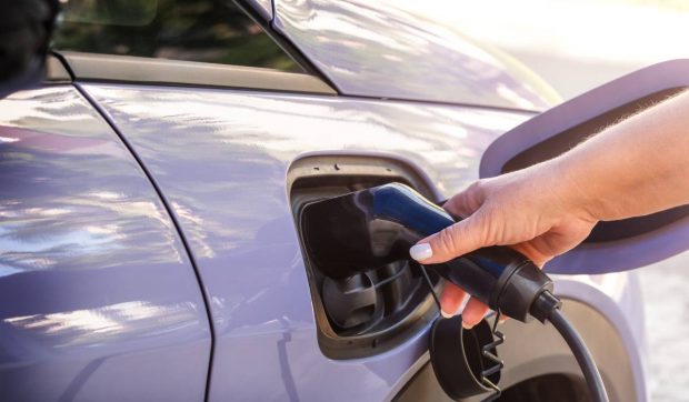 Producătorii auto se pregătesc pentru un 2025 dificil în piața vehiculelor electrice. Reduceri semnificative de prețuri