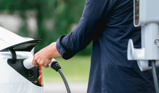 Strategia UE pentru creșterea cererii de vehicule electrice: scutiri de taxe și noi subvenții