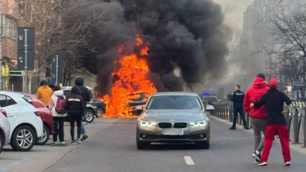 Incendiu violent pe Calea Moşilor din București. Șapte mașini au fost afectate de flăcări. Ce s-a întâmplat