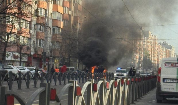 Incendiu violent pe Calea Moşilor din București. Cinci mașini au luat foc
