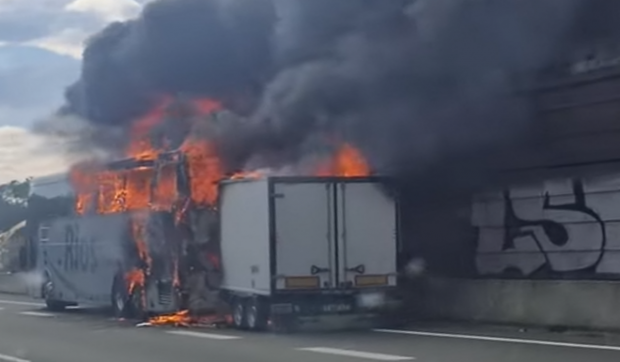 Autocarul cu 30 de turiști români plecați în vacanță a ars pe o autostradă din Franța | VIDEO