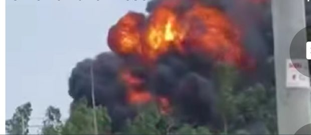 Filmare de aproape cu un avion militar chinez care se prăbușește și explodează la sol. Pilotul se parașutase