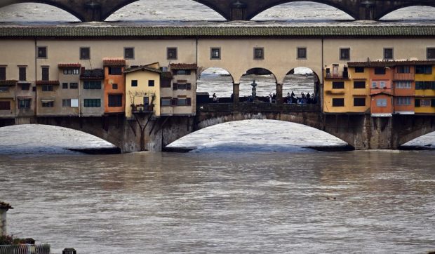Inundații de cod roșu în Florența, Italia. Oamenii au fost îndemnați să rămână în case