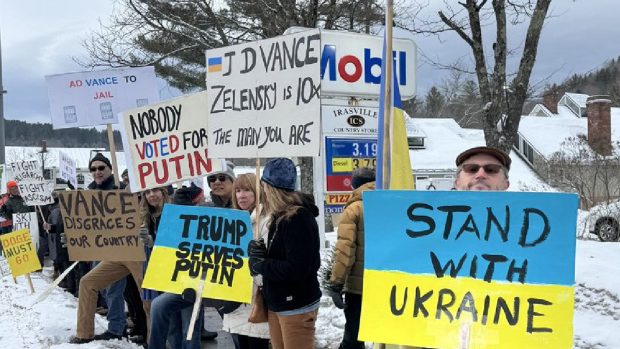 J.D. Vance și-a dus familia la schi în Vermont, dar a fost mutat într-un „loc ascuns”, după ce a văzut protestatari care-i strigau „du-te și schiază în Rusia”