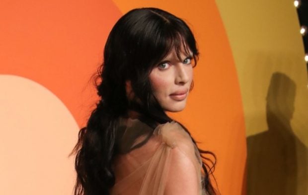 Julia Fox a copiat-o pe Bianca Censori și a apărut la Oscar 2025 într-o rochie transparentă, fără lenjerie intimă. Legătura ei cu Kanye West