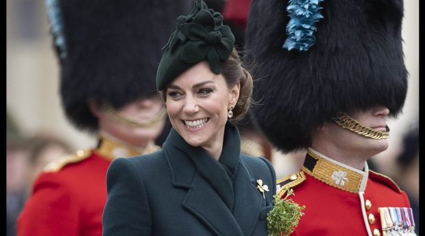 Imagine Stire Cum a apărut Kate Middleton de St. Patrick`s Day. A fost surprinsă cu berea în mână și a plătit pentru ea | 2review.ro