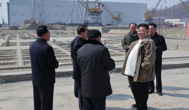 Kim Jong-un, apariție surprinzătoare la un șantier naval din Coreea de Nord. Dictatorul a cerut construirea rapidă de noi nave de luptă