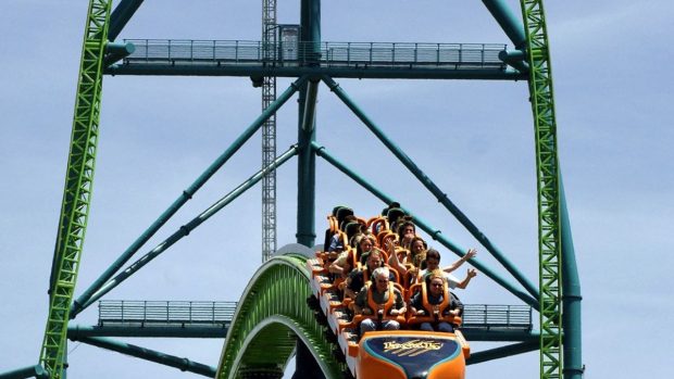 Momentul în care cel mai înalt roller coaster din lume e pus la pământ |VIDEO