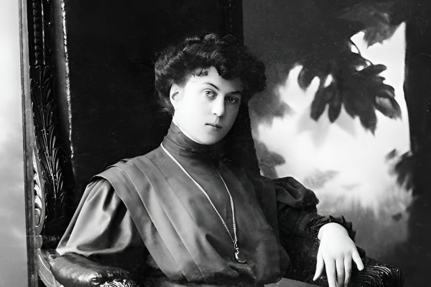 Povestea Alexandrei Kollontai, feminista care a luptat pentru recunoașterea Zilei Internaționale a Femeii. Susținea că satisfacerea dorinței sexuale ar trebui să fie la fel de simplă ca hidratarea
