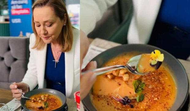 Elena Lasconi s-a filmat în timp ce mânca o supă cu tot cu panseluțele de decor: „Nu prea pot să înghit crinii şi trandafirii”