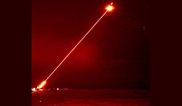 Cum funcționează laserul DragonFire, noua armă a armatei britanice care poate distruge ținte de mărimea unei monede de la un kilometru distanță
