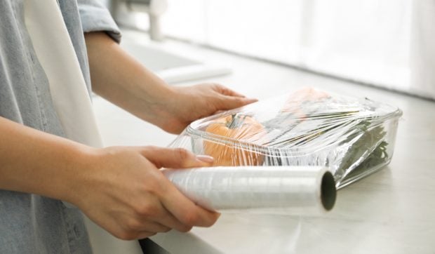 Cum să reduci expunerea la microplastice în alimentație: sfaturi practice 