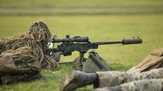 Documente militare secrete, găsite împrăștiate pe stradă de un bărbat care își parca mașina, în Marea Britanie: „Am văzut nume și cifre pe bucăți de hârtie”
