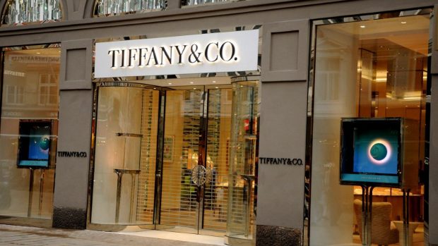 Un bărbat ar fi înghițit cercei Tiffany & Co. în valoare de 769.000 de dolari, după un jaf la un magazin din Florida