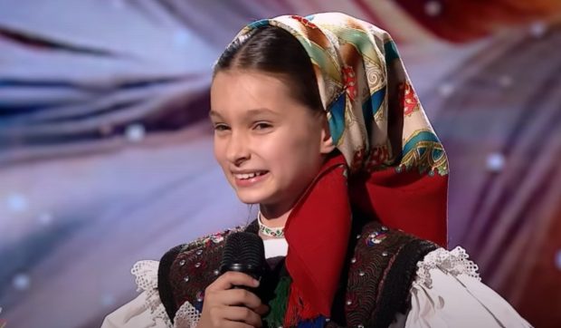 Imagine Stire Românii au talent 21 martie 2025. Maia Vlad, fetița din Maramureș care a făcut-o pe Andra să regrete. Tatăl este preot, iar ea cântă în corul bisericii | 2review.ro