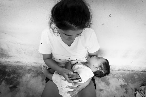 Dincolo de etichete: Cum încearcă o adolescentă devenită mamă la 16 ani să-și găsească locul într-o comunitate rurală