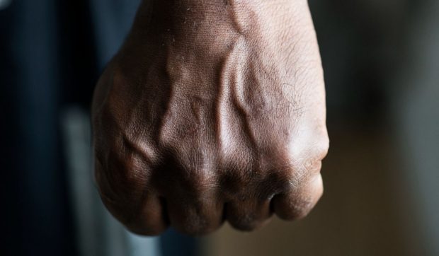 Un bărbat din Olt a fost bătut crunt într-o benzinărie de șase tineri. Un jandarm care a încercat să îi oprească a fost și el lovit