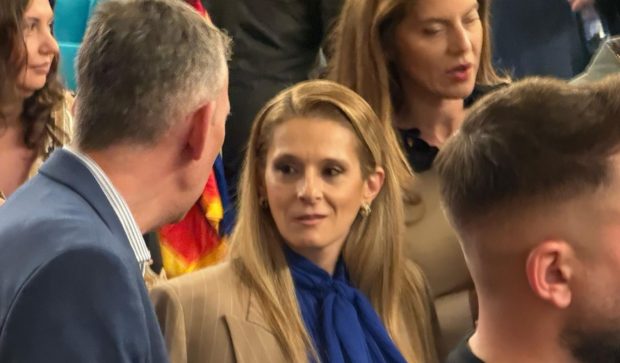Imagine Stire Gestul făcut de Marilena Hagi la lansarea autobiografiei soțului ei. A atras atenția și cu ținuta elegantă, creată de Victoria Beckham | 2review.ro