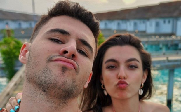  Ne-am Crescut Unul pe Celălalt și Am Scris din Suferință în Timpul Emotivului Concert – Melodia Nu Plânge și Reactiile Emoționante ale Fanilor