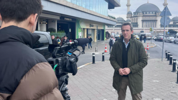 Reporterul BBC care a relatat despre protestele din Istanbul a fost arestat și deportat din Turcia