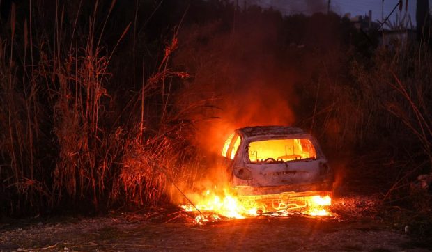 O femeie și un bărbat au fost găsiți morți într-o mașină incendiată, pe un drum din Buzău