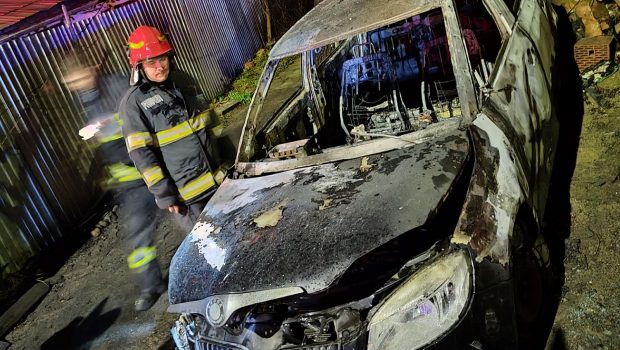 Un bărbat din Cluj a dat foc unei mașini parcate și a făcut-o scrum