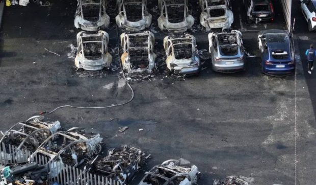 17 mașini Tesla au fost distruse într-un incendiu la Roma. Elon Musk acuză un „act de terorism”