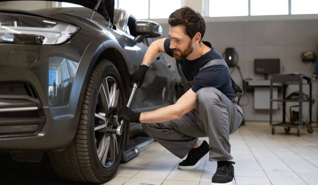 Metodele periculoase folosite de șoferii români pentru prelungirea vieții anvelopelor: ce spun specialiștii auto