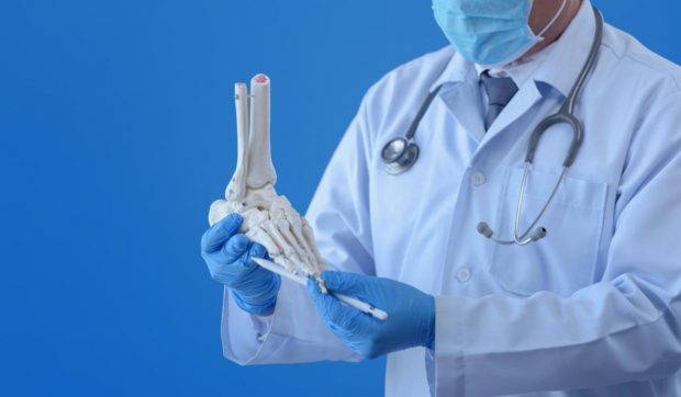 Un medic chirurg-ortoped cu experiență de 13 ani în Spania explică diferențele dintre cele două sisteme medicale: „Dacă stai să te gândești la bani, deja ai pornit greșit”