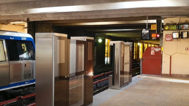 Metrorex instalează panouri de protecție pentru călători. Primele stații care vor avea cu panouri de sticlă și uși automate
