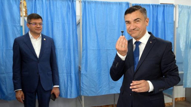 Tensiuni în PNL Iași. Primarul Mihai Chirica ar putea reveni în PSD, Costel Alexe nu neagă. Ambii au probleme penale