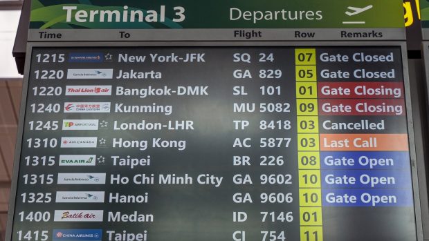 Lista completă a zborurilor anulate de pe aeroportul Heathrow din Londra, în urma unui incendiu puternic. Sute de mii de pasageri au fost afectați: „Ce coșmar”