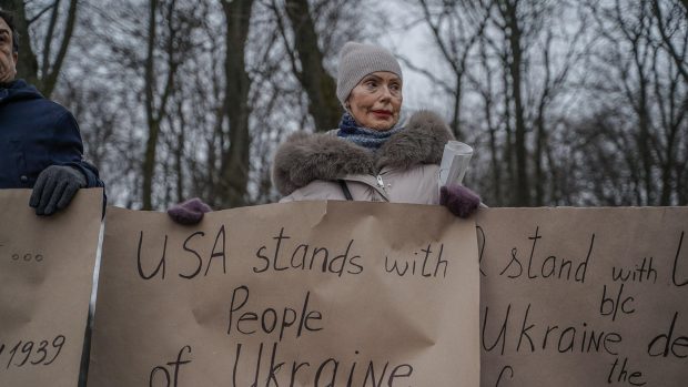 Ucrainenii fac scut în jurul lui Volodimir Zelenski și sunt mândri că l-a înfruntat pe Donald Trump în Biroul Oval: „Washingtonul sprijină Rusia!”