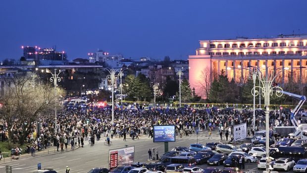 Miting EuRo Manifest în Piaţa Victoriei pentru susținerea apartenenţei la UE. Fanii lui Călin Georgescu, identificați de jandarmi