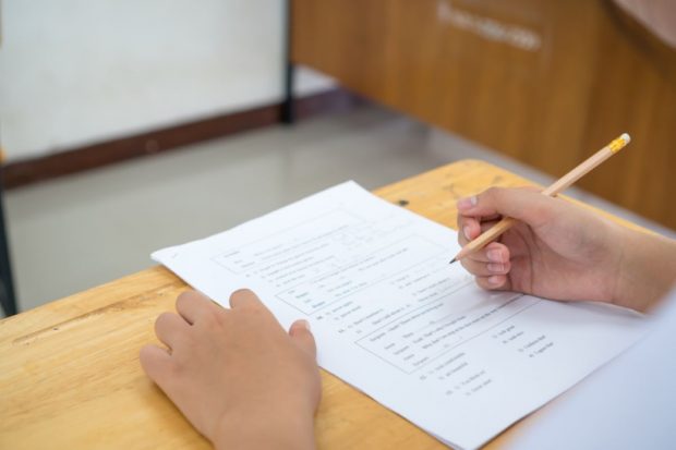 Simulare BAC Matematică 2025. Elevii de clasa a XII-a de la profilul real dau astăzi proba obligatorie