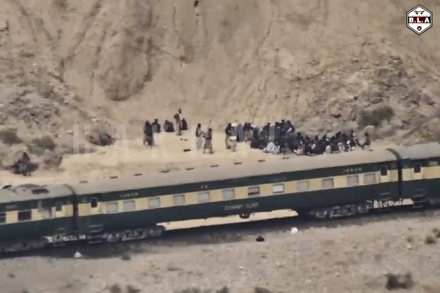 Poveștile terifiante ale pasagerilor luați ostatici într-un tren din Pakistan: „A fost o scenă apocaliptică”
