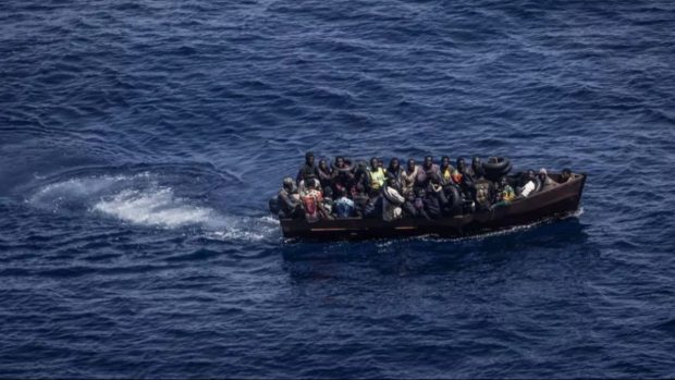 Ofițeri ai marinei franceze refuză să salveze 60 de migranți dintr-o barcă plină cu apă