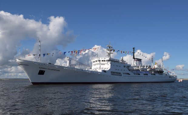 Royal Navy escortează trei nave rusești, inclusiv una suspectată de spionaj