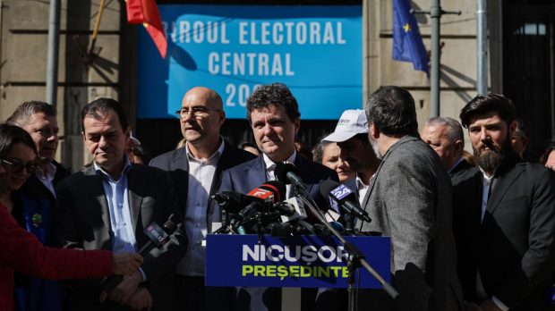 Cum îl descrie Politico pe Nicușor Dan, candidat la alegerile prezidențiale din 2025: „Cea mai bună speranță a Occidentului”