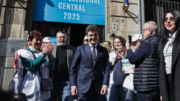 Nicușor Dan și-a depus candidatura la alegerile prezidențiale: „Vocea oamenilor se va auzi mult mai mult”