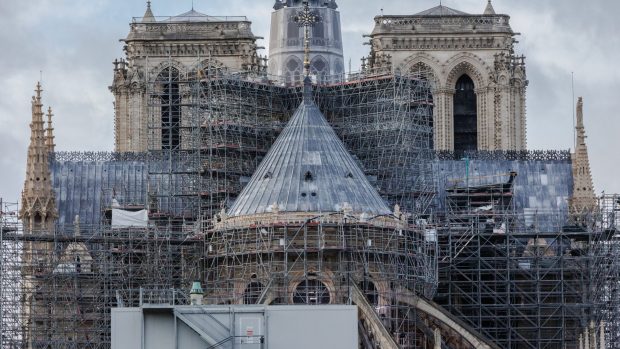 Un bărbat s-a urcat pe Catedrala Notre Dame și a sărit cu parapanta de pe schele, aterizând „brutal”