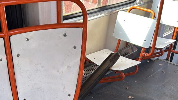 O bucată de șină a străpuns podeaua unui tramvai, în București, pe Bulevardul Dimitrie Pompeiu