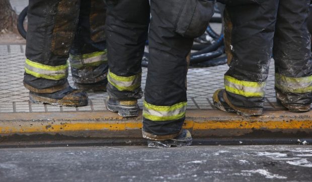 O echipă de pompieri din Suceava a mers 3 km pe jos ca să stingă un incendiu: „Autospecialele nu au avut acces”