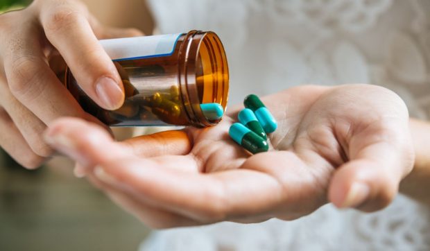 Un medicament luat de milioane de oameni are efecte adverse grave, avertizează medicii: „Oamenii nu-și dau seama că provoacă dependență”