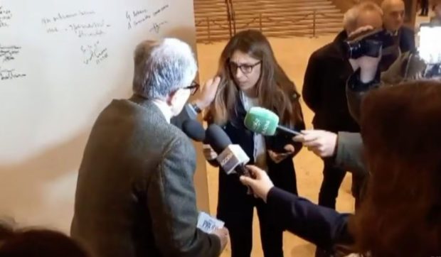 Fostul premier italian Romano Prodi o apucă de păr pe o jurnalistă, într-o reacție neașteptată în timpul unui interviu | VIDEO